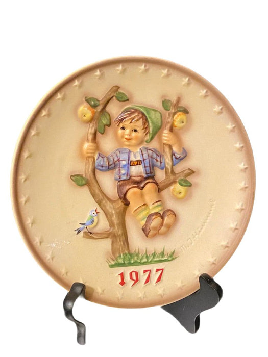 Annual Plate 1977 AppleTree BoyVintage Goebel Hummel Annual Plate # 270