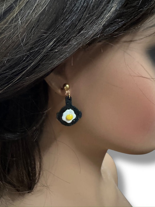 Fried Egg in Pan Dangle Earrings – Handmade Polymer Clay Breakfast Jewelry for Food Lovers