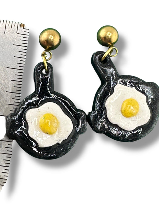 Fried Egg in Pan Dangle Earrings – Handmade Polymer Clay Breakfast Jewelry for Food Lovers