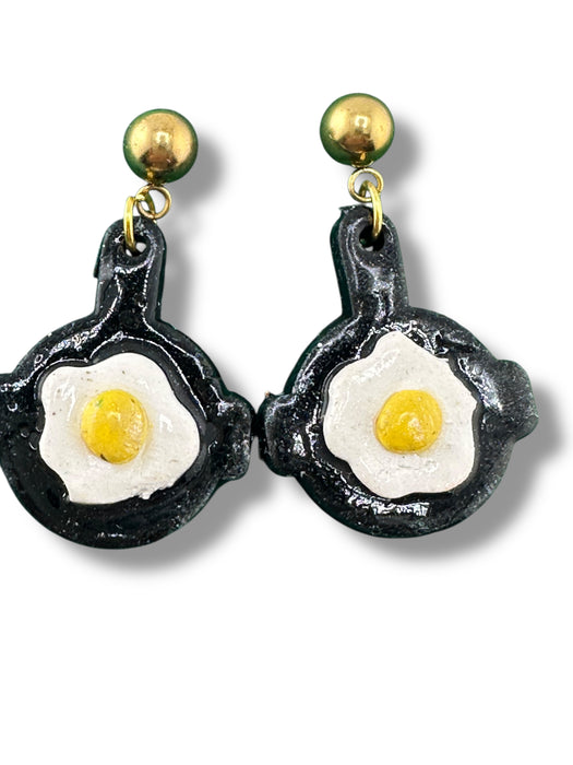 Fried Egg in Pan Dangle Earrings – Handmade Polymer Clay Breakfast Jewelry for Food Lovers