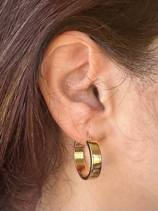 Timeless 18k Gold Hoops Earrings. 1in h, 3.9g