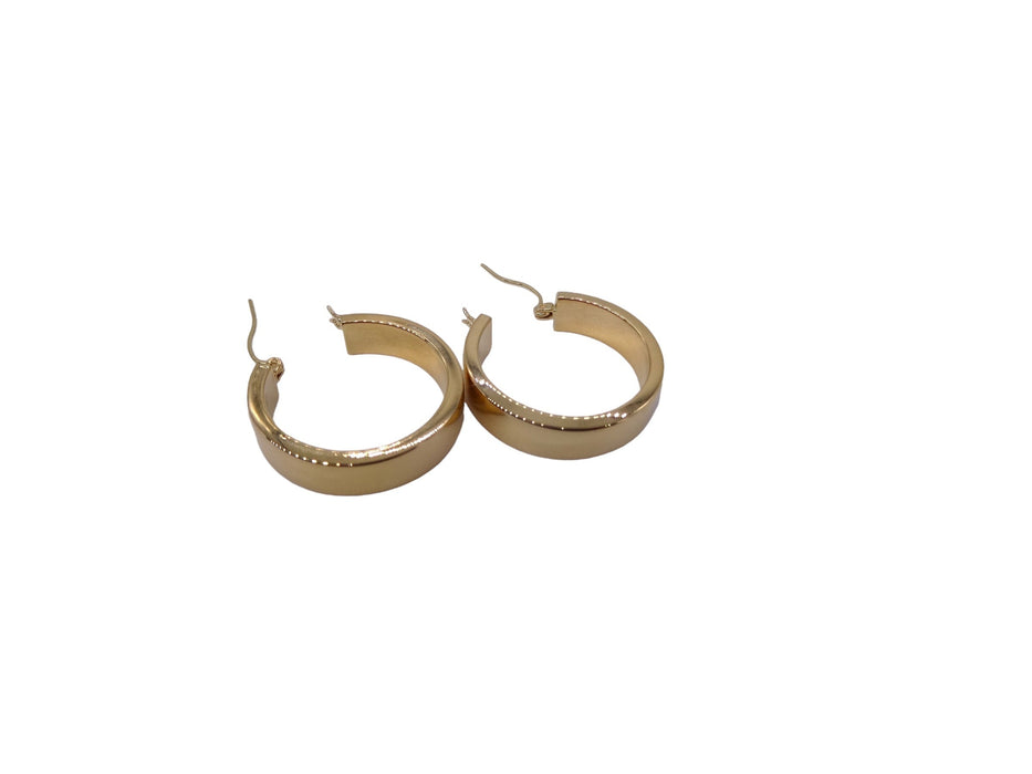 Timeless 18k Gold Hoops Earrings. 1in h, 3.9g