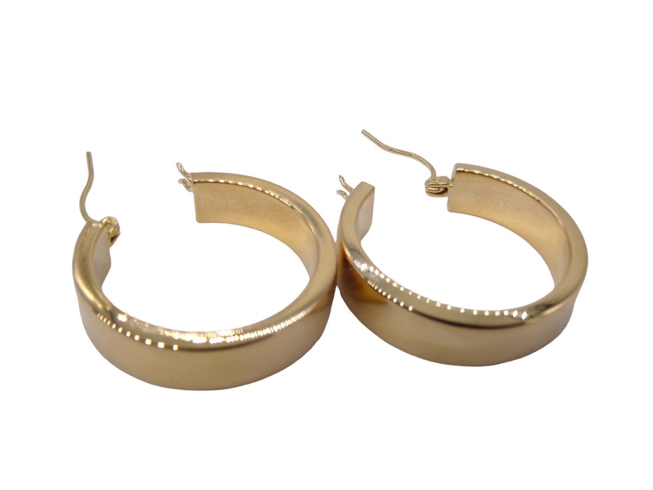 Timeless 18k Gold Hoops Earrings. 1in h, 3.9g