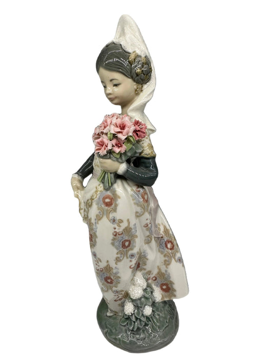 Retired Lladro VALENCIAN LADY,  Valencianita El La Ofrenda, Hand Made, Hand Painted Porcelain Figurine  Made In Spain. 9.5 inch-EZ Jewelry and Decor