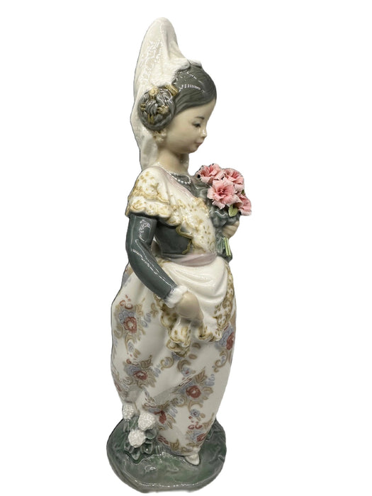 Retired Lladro VALENCIAN LADY,  Valencianita El La Ofrenda, Hand Made, Hand Painted Porcelain Figurine  Made In Spain. 9.5 inch-EZ Jewelry and Decor