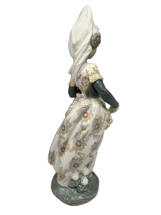 Retired Lladro VALENCIAN LADY,  Valencianita El La Ofrenda, Hand Made, Hand Painted Porcelain Figurine  Made In Spain. 9.5 inch-EZ Jewelry and Decor