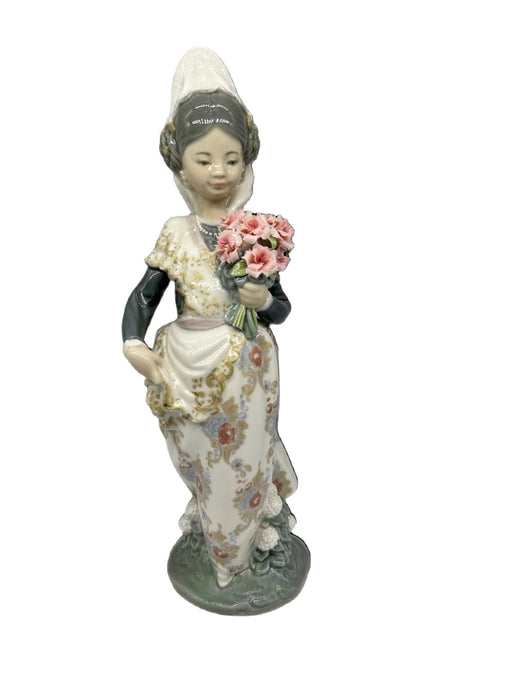 Retired Lladro VALENCIAN LADY,  Valencianita El La Ofrenda, Hand Made, Hand Painted Porcelain Figurine  Made In Spain. 9.5 inch-EZ Jewelry and Decor