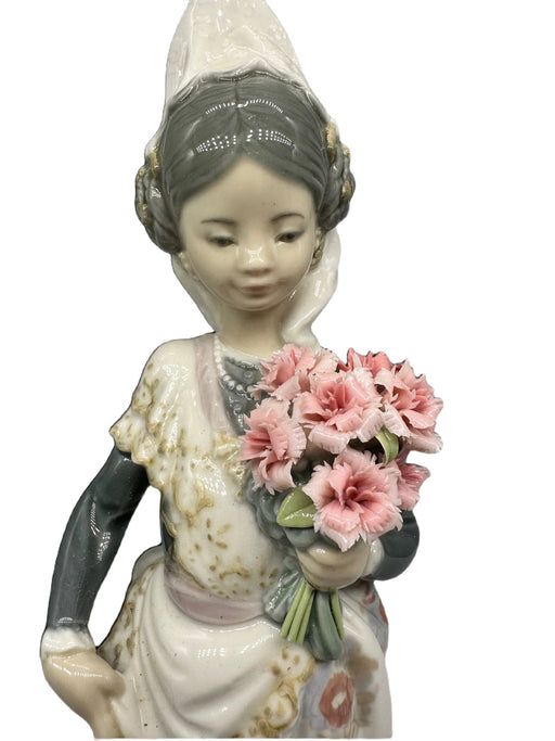 Retired Lladro VALENCIAN LADY,  Valencianita El La Ofrenda, Hand Made, Hand Painted Porcelain Figurine  Made In Spain. 9.5 inch-EZ Jewelry and Decor