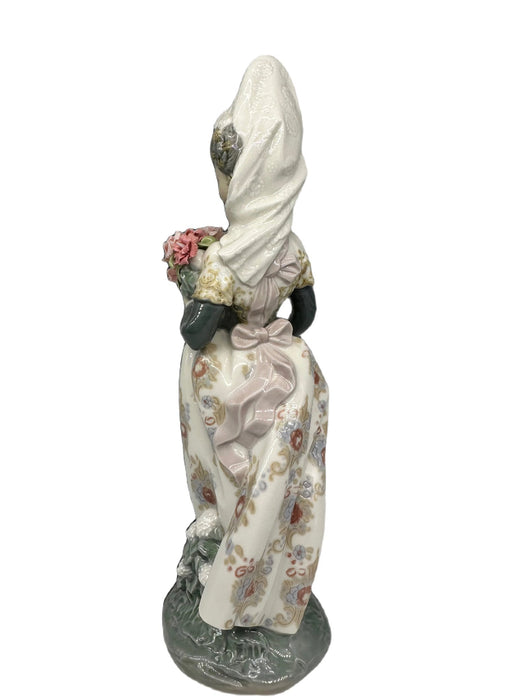 Retired Lladro VALENCIAN LADY,  Valencianita El La Ofrenda, Hand Made, Hand Painted Porcelain Figurine  Made In Spain. 9.5 inch-EZ Jewelry and Decor